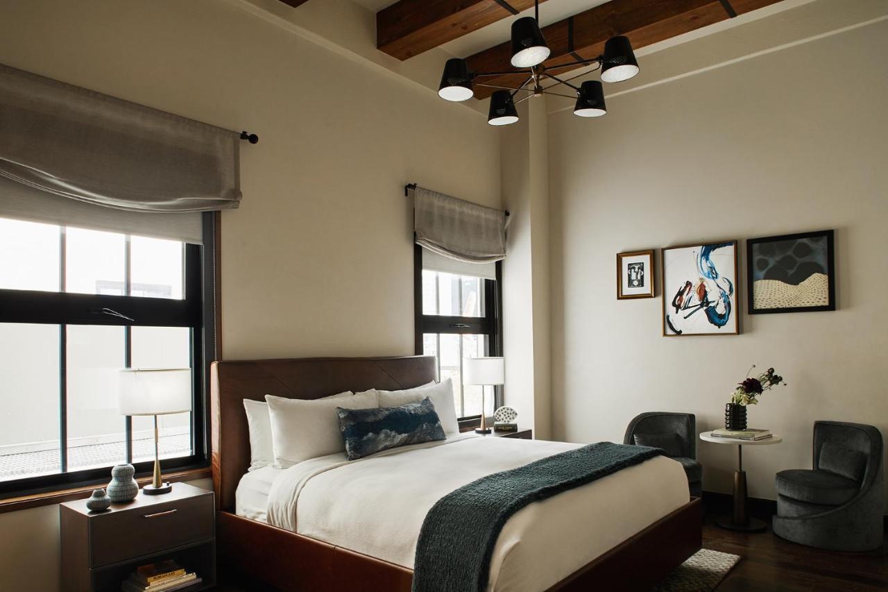 Hotel Figueroa, Unbound Collection By Hyatt Los Angeles Esterno foto A guest room at the Hotel Commonwealth