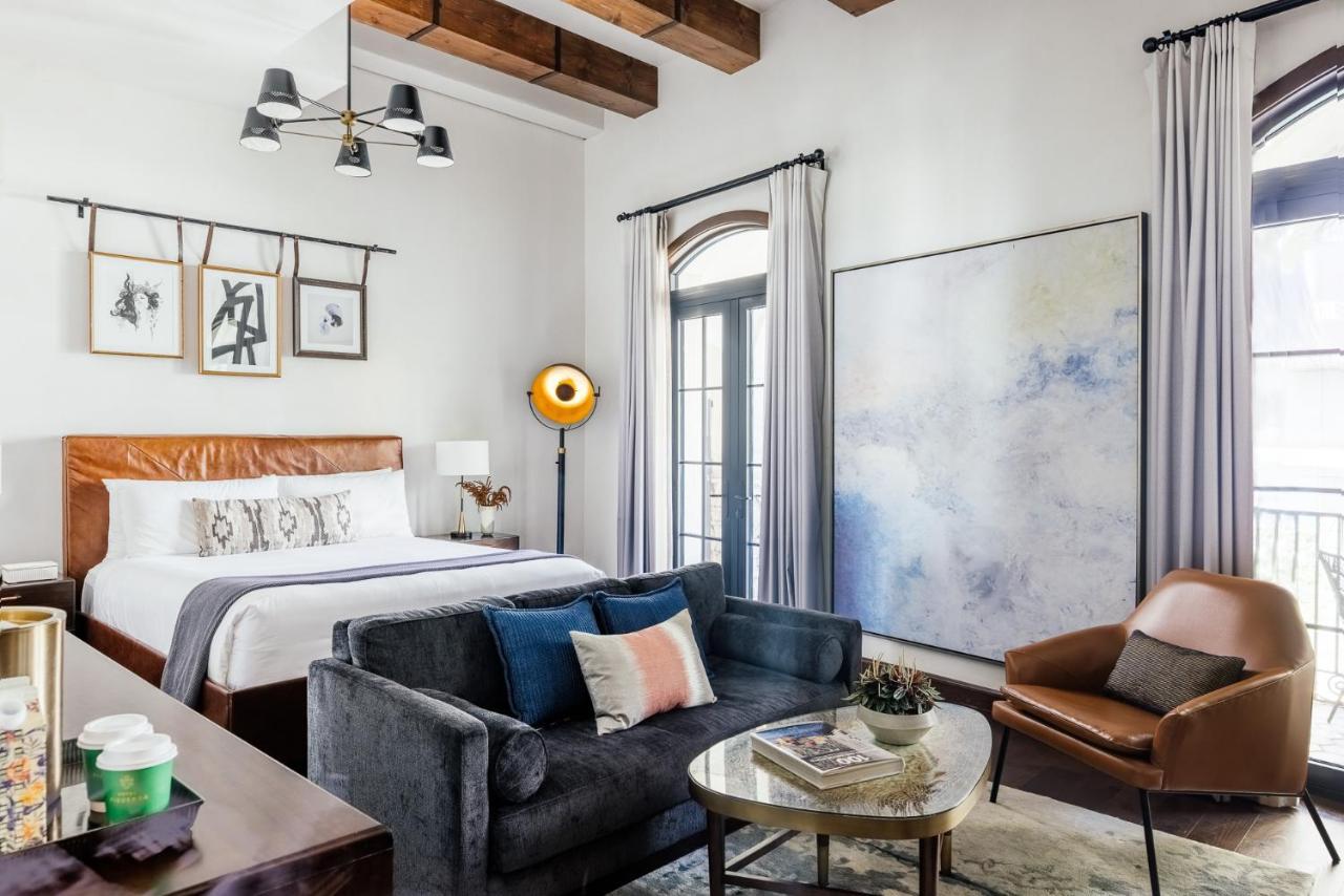 Hotel Figueroa, Unbound Collection By Hyatt Los Angeles Esterno foto A guest room at the Hotel Valencia