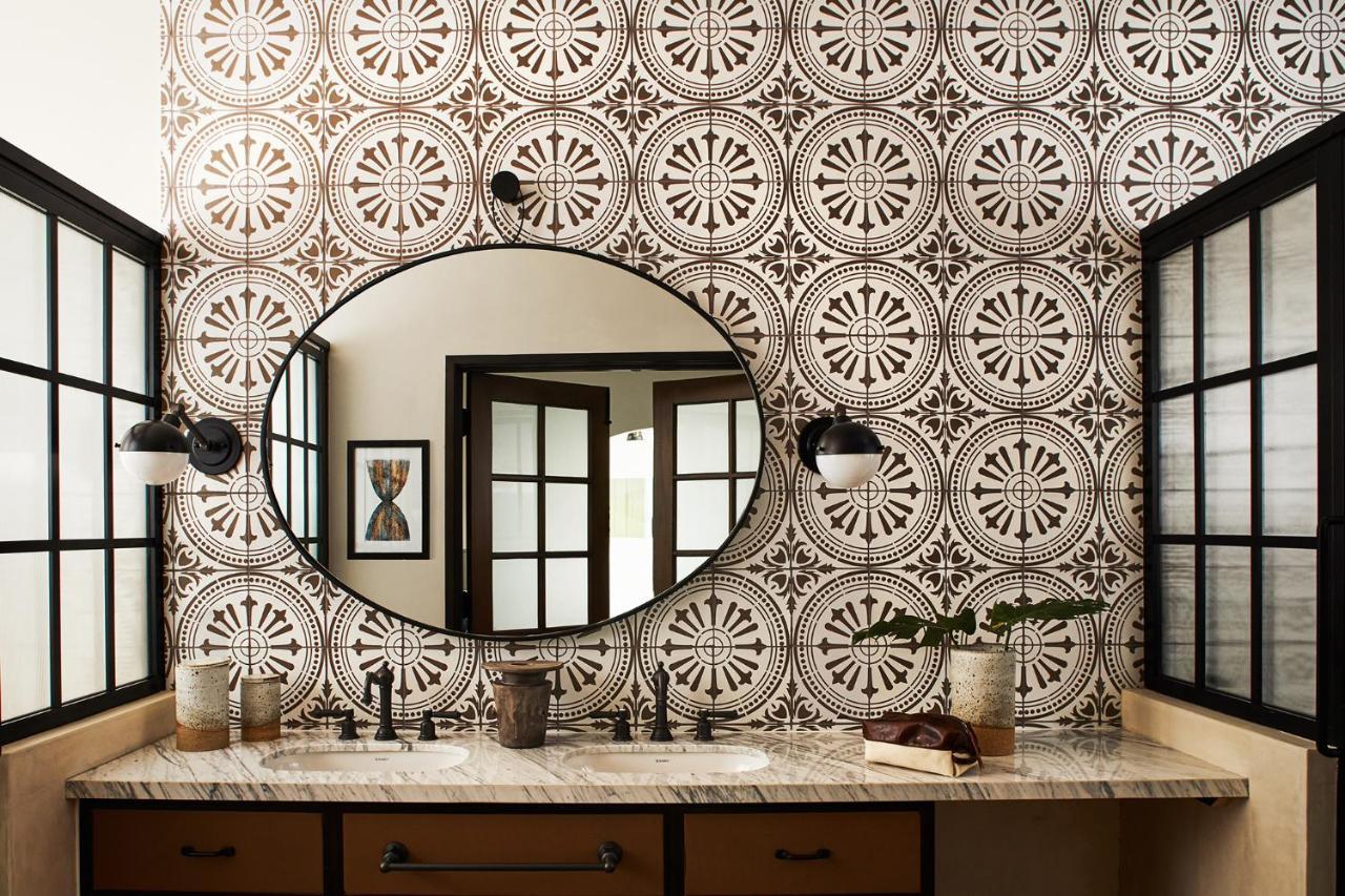 Hotel Figueroa, Unbound Collection By Hyatt Los Angeles Esterno foto Bathroom with decorative tile
