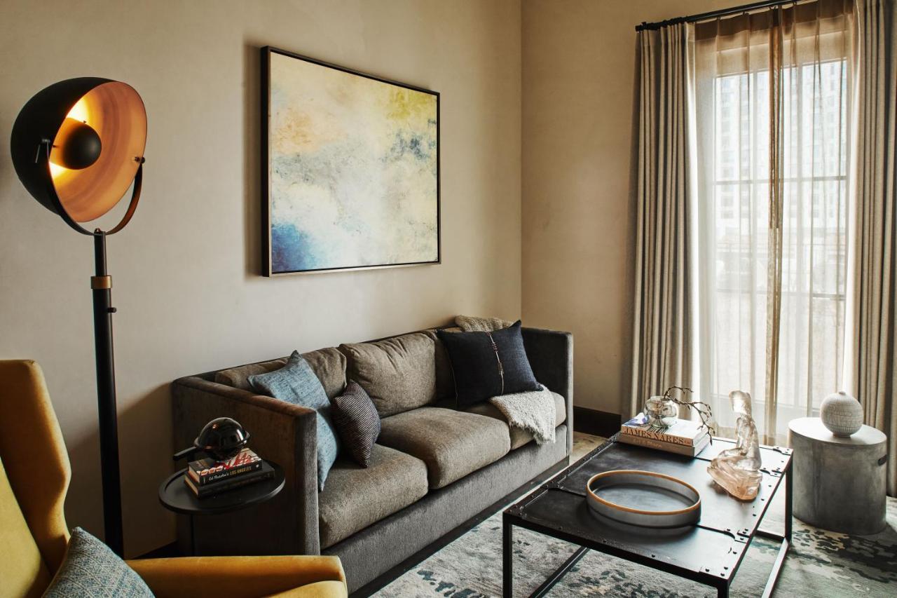 Hotel Figueroa, Unbound Collection By Hyatt Los Angeles Esterno foto A living room with a sofa