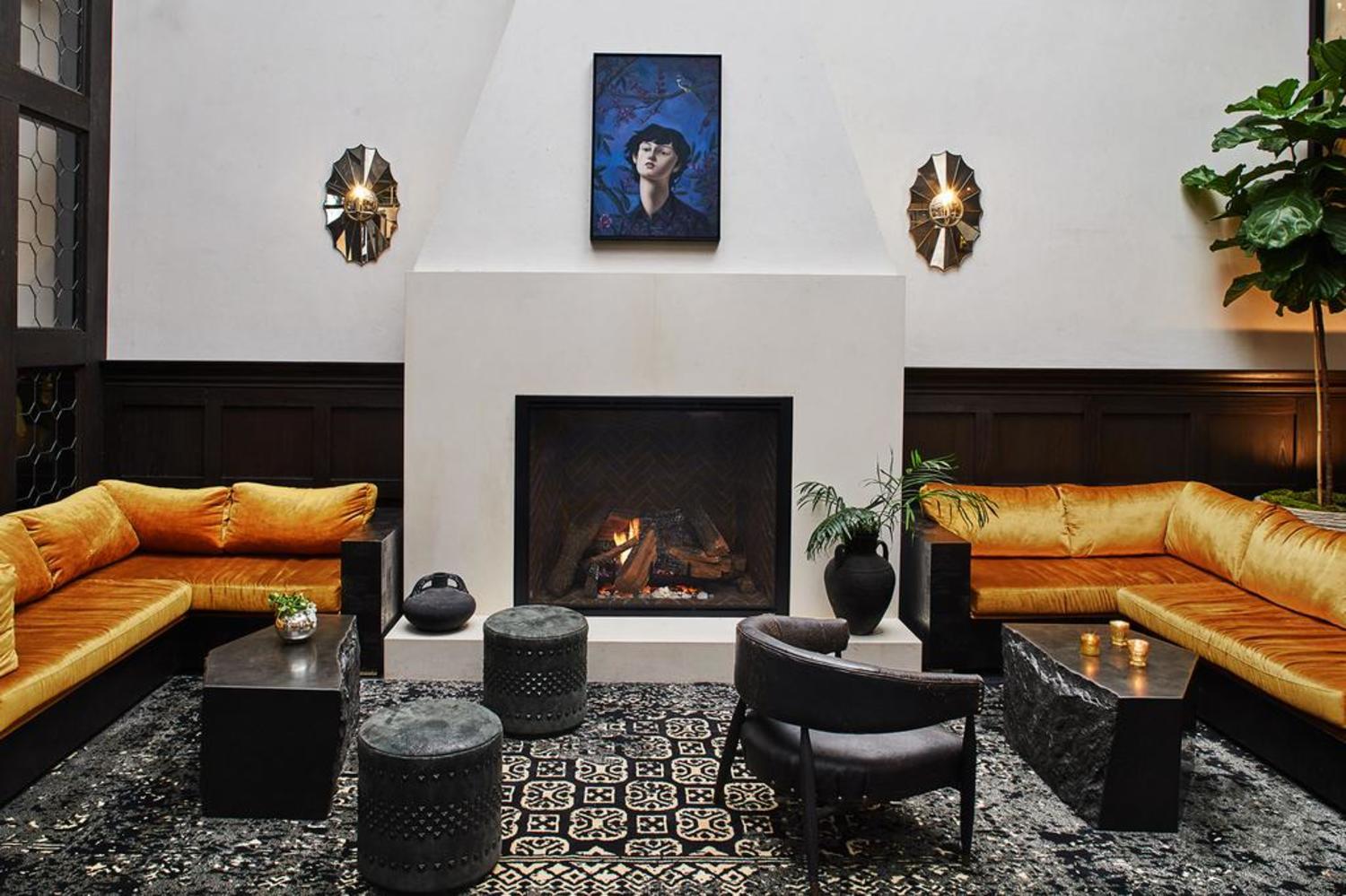 Hotel Figueroa, Unbound Collection By Hyatt Los Angeles Esterno foto The fireplace at the hotel's lobby