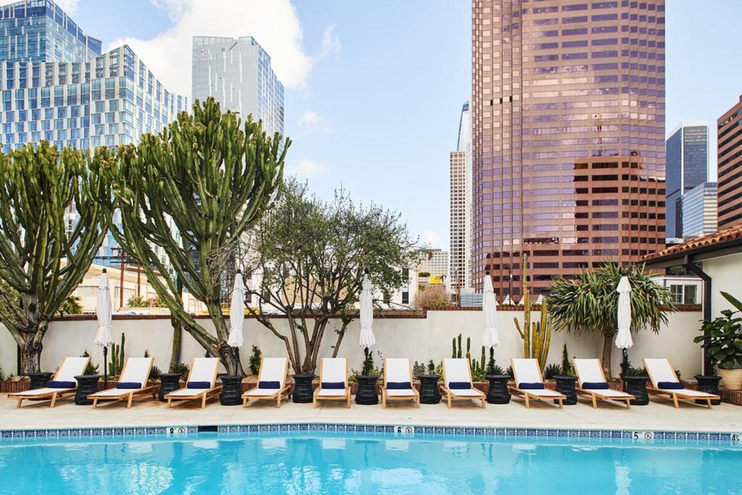Hotel Figueroa, Unbound Collection By Hyatt Los Angeles Esterno foto The pool at the Standard, Downtown LA