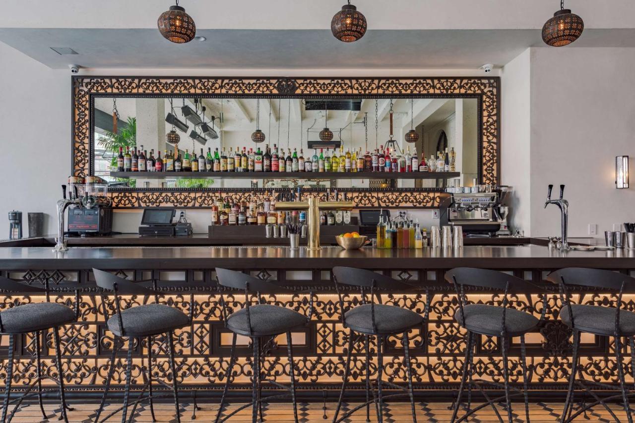 Hotel Figueroa, Unbound Collection By Hyatt Los Angeles Esterno foto The bar at the restaurant