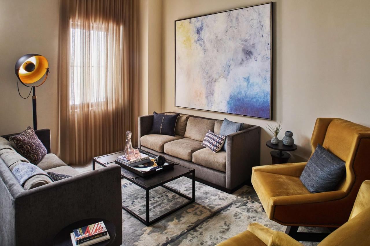 Hotel Figueroa, Unbound Collection By Hyatt Los Angeles Esterno foto A living room with a large painting