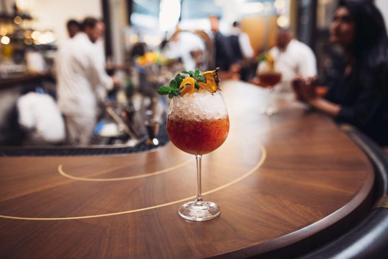 Hotel Figueroa, Unbound Collection By Hyatt Los Angeles Esterno foto A cocktail at the bar