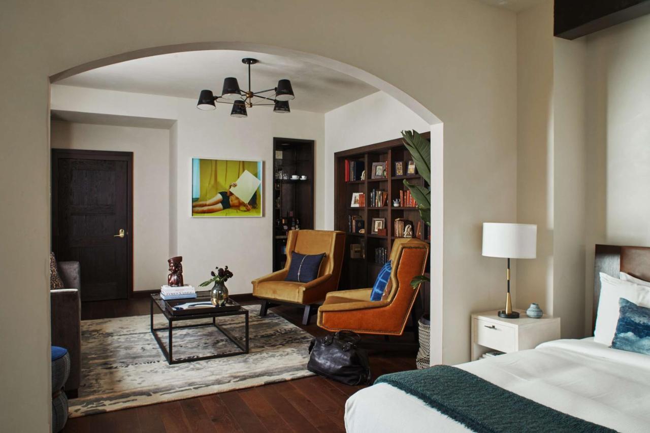 Hotel Figueroa, Unbound Collection By Hyatt Los Angeles Esterno foto A suite at the hotel