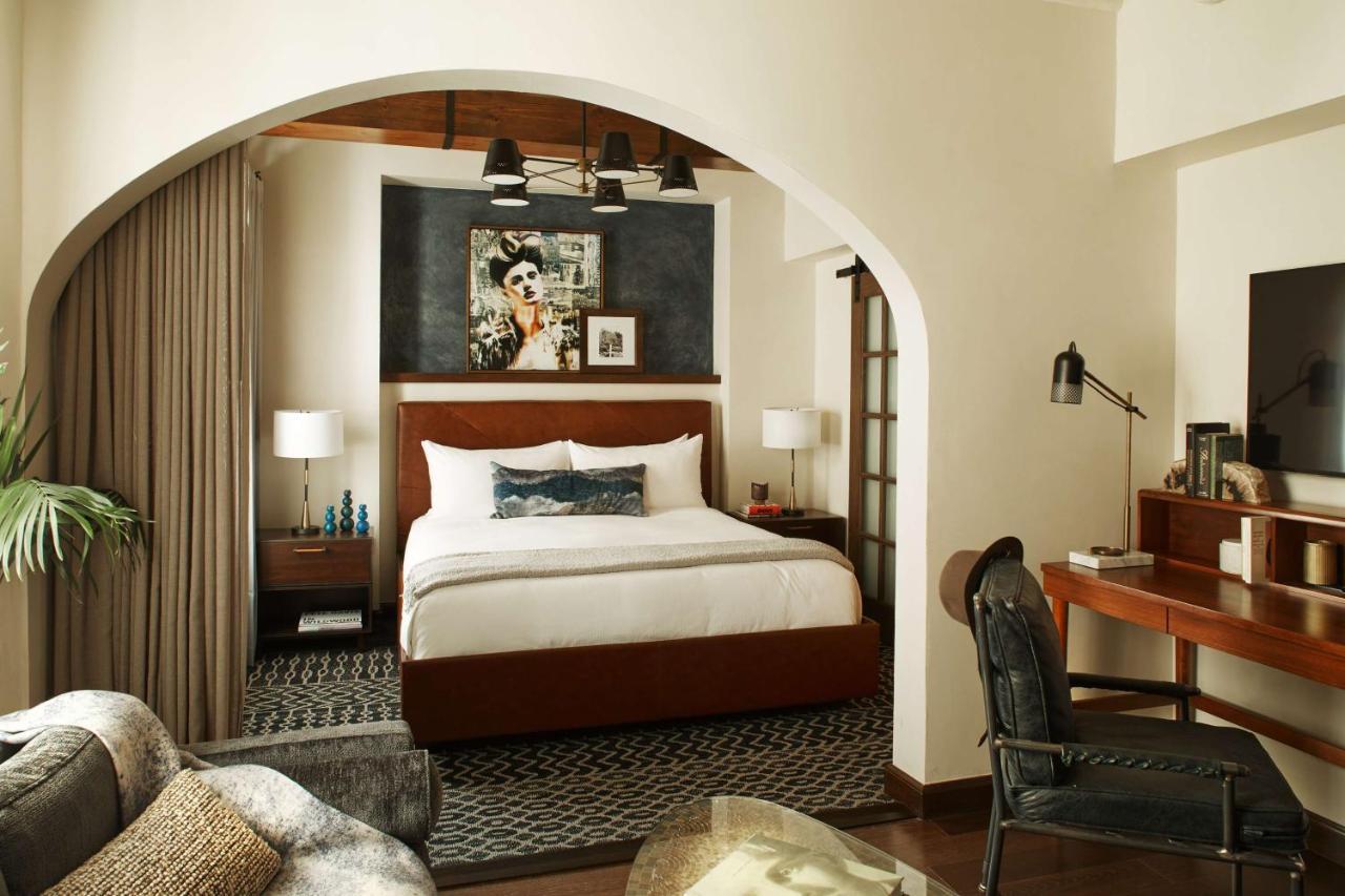 Hotel Figueroa, Unbound Collection By Hyatt Los Angeles Esterno foto A bedroom at the Hotel Valencia