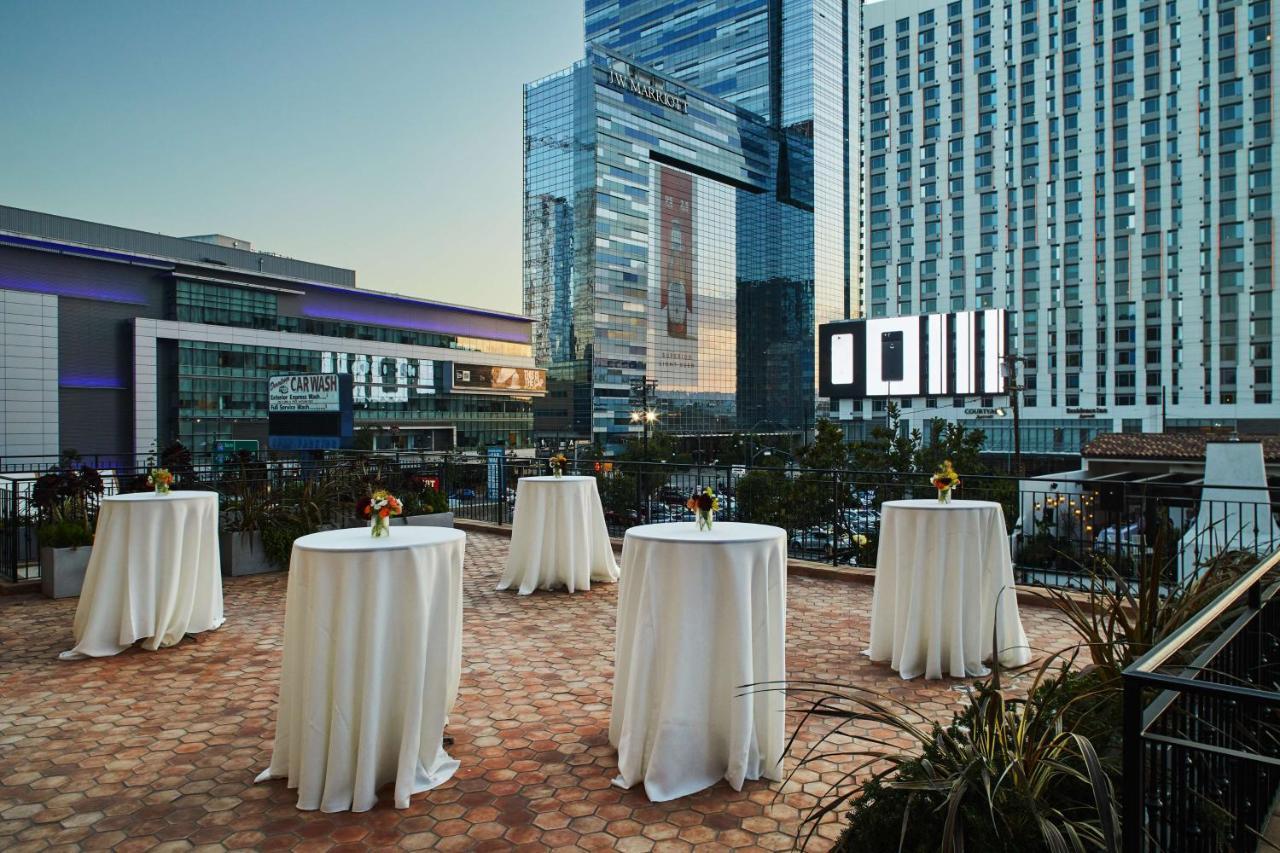 Hotel Figueroa, Unbound Collection By Hyatt Los Angeles Esterno foto The patio at the JW Marriott Las Vegas