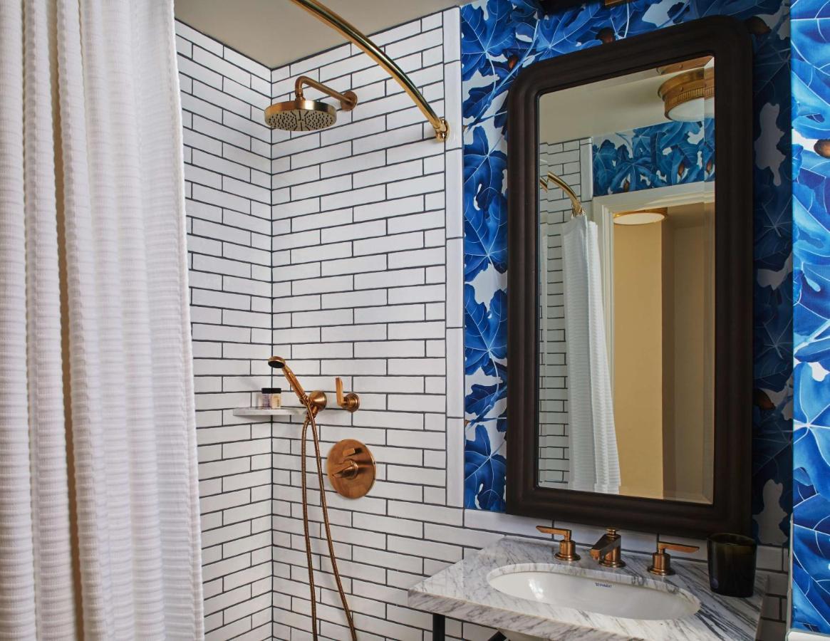 Hotel Figueroa, Unbound Collection By Hyatt Los Angeles Esterno foto Bathroom