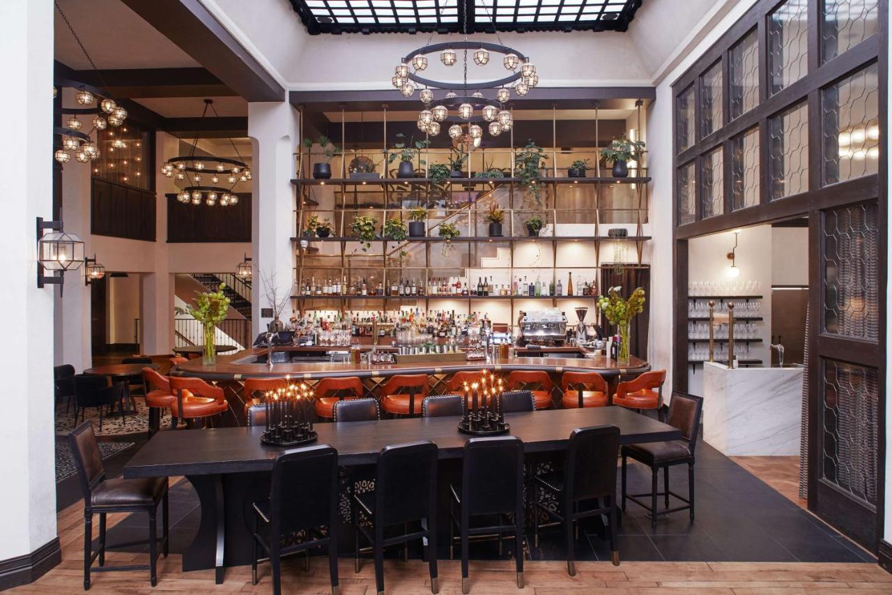 Hotel Figueroa, Unbound Collection By Hyatt Los Angeles Esterno foto The bar at the London Edition