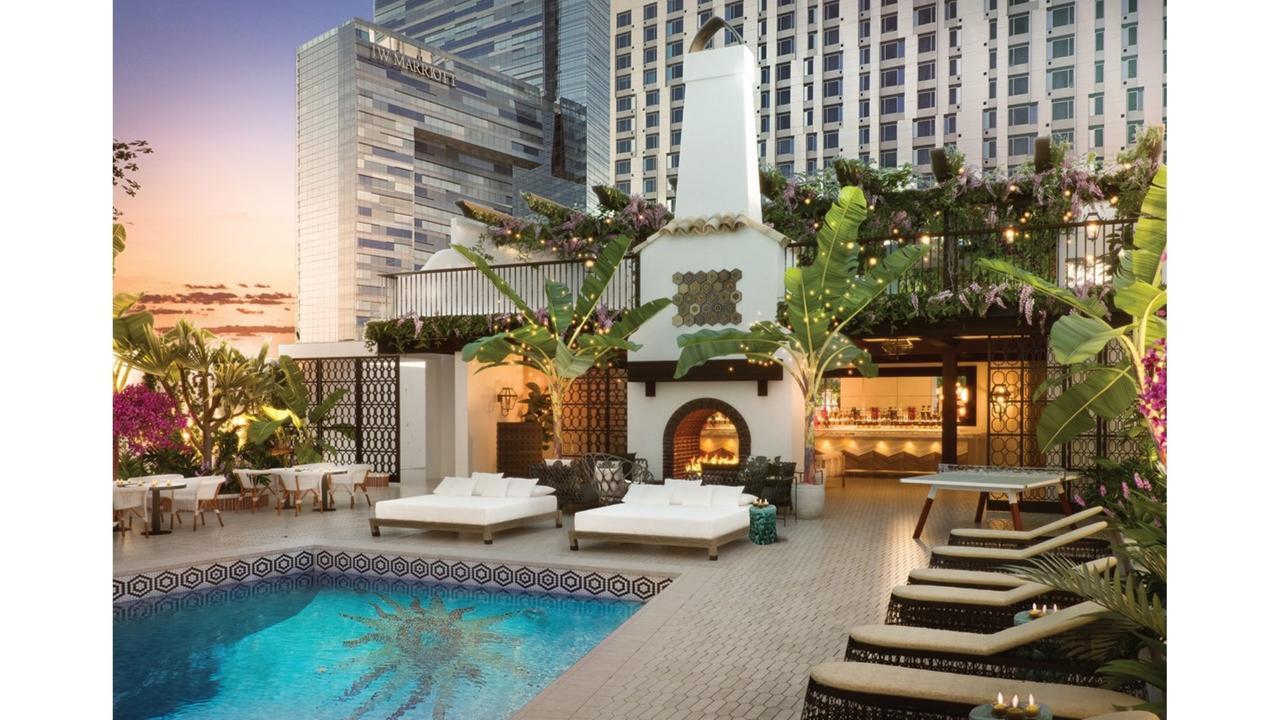 Hotel Figueroa, Unbound Collection By Hyatt Los Angeles Esterno foto The rooftop pool at the Beverly Hills Hotel