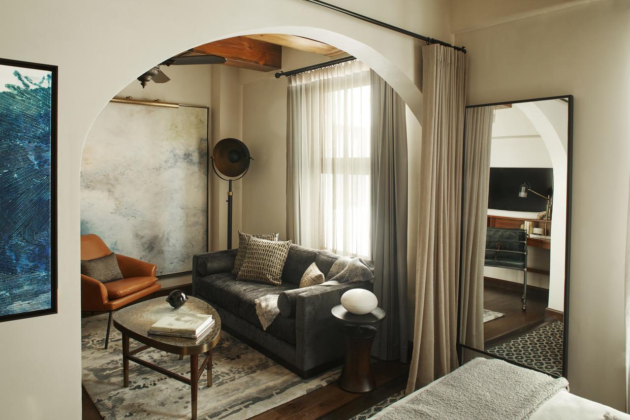Hotel Figueroa, Unbound Collection By Hyatt Los Angeles Esterno foto A room at the Hotel 57