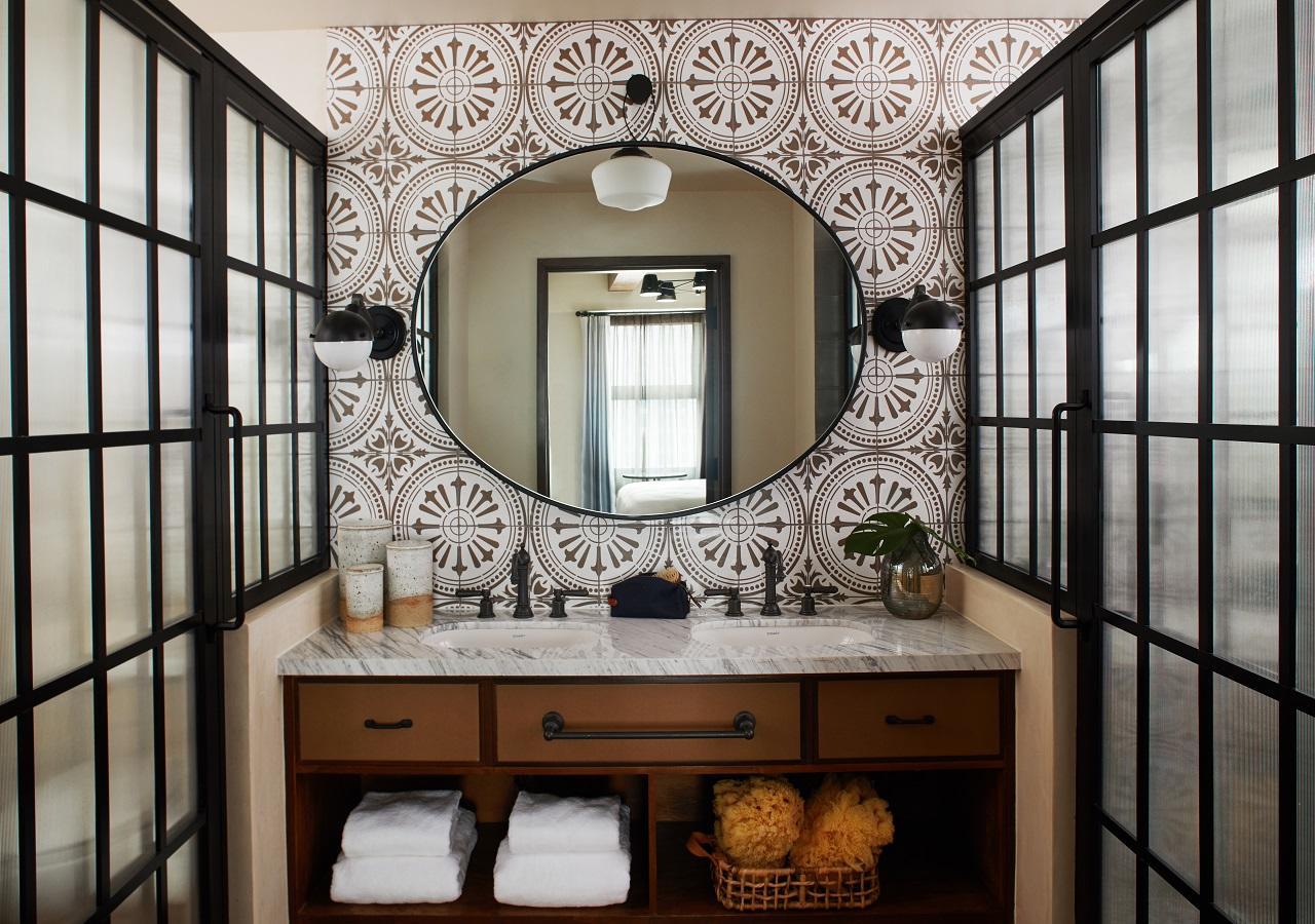 Hotel Figueroa, Unbound Collection By Hyatt Los Angeles Esterno foto Bathroom at the Hotel Valencia